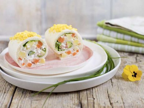 Tramezzino primaverile con insalata russa di asparagi